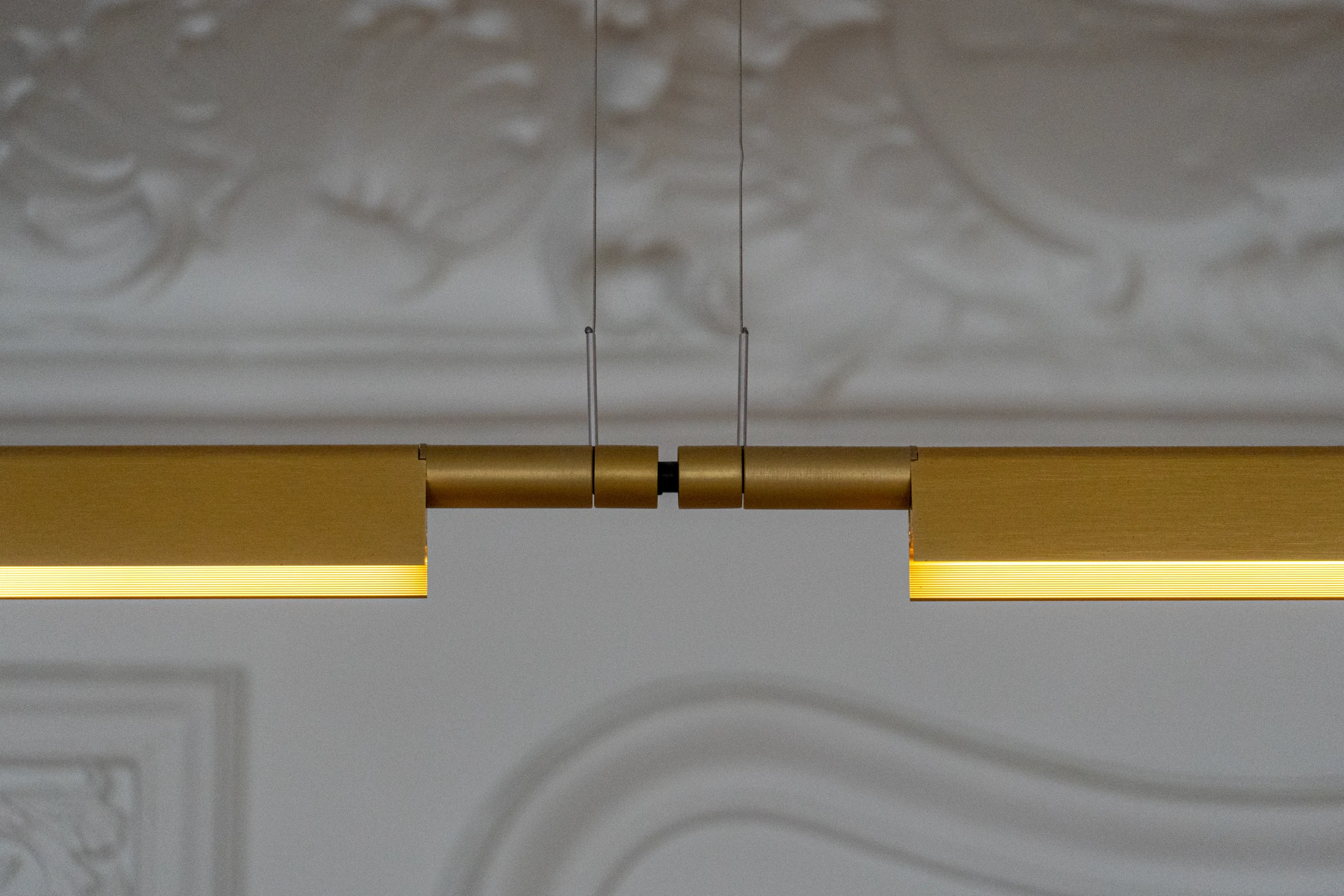 Détail des moulures et de l’éclairage dans le salon rue Dupont des Loges