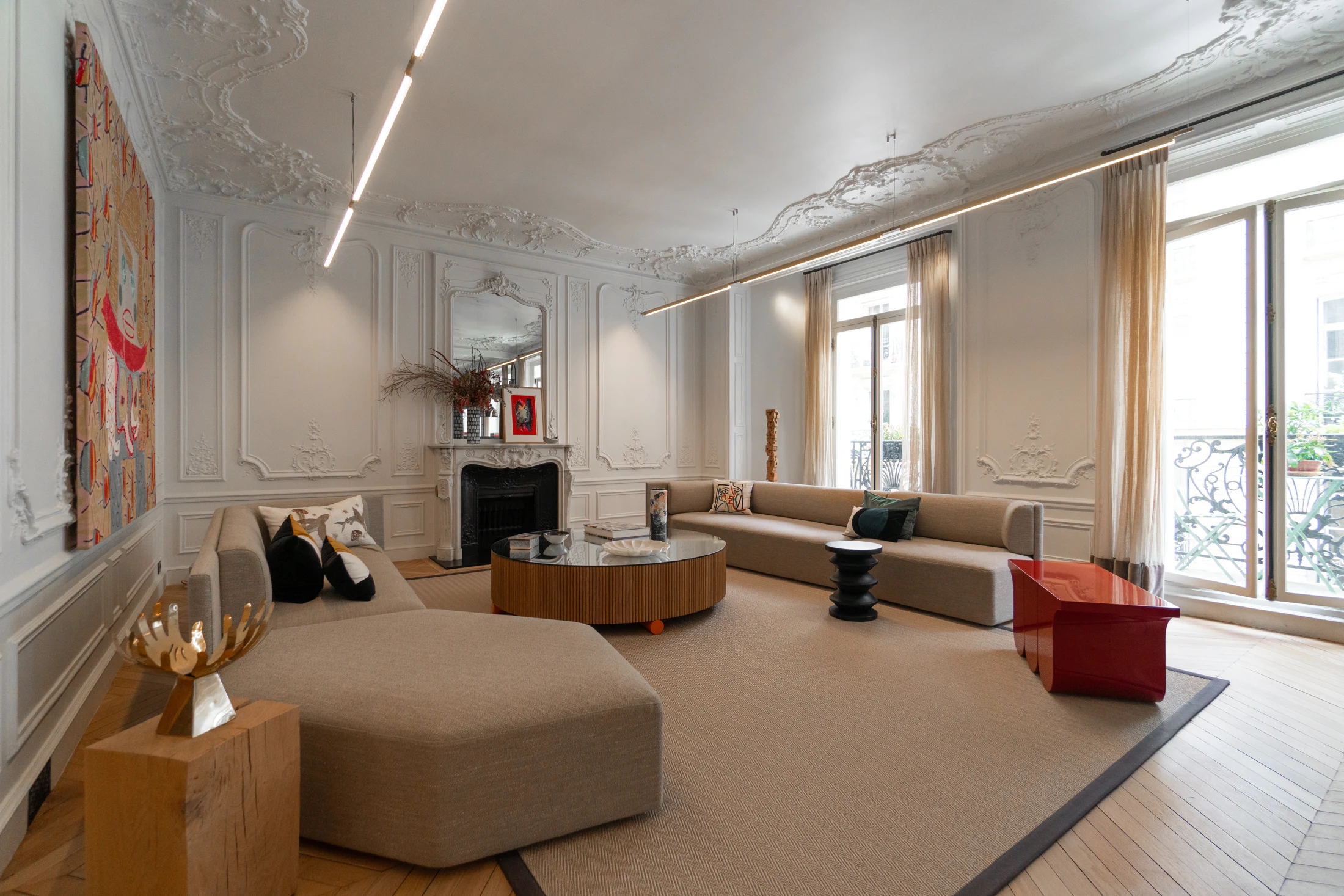 Salon rénové rue Dupont des Loges : moulures, cheminée et mobilier contemporain