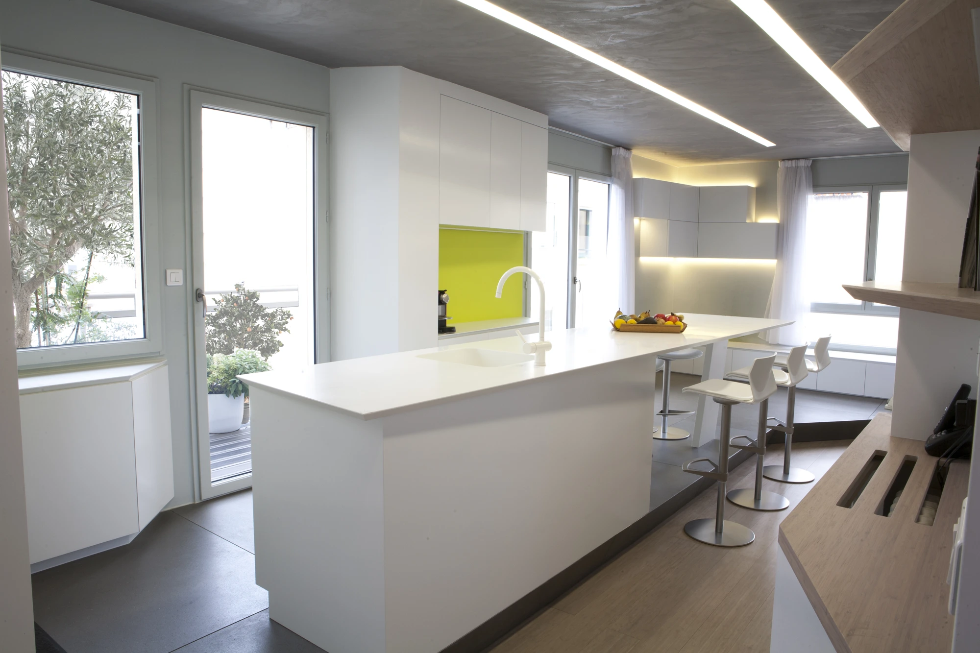 Appartement aux accents lumineux : cuisine avec îlot