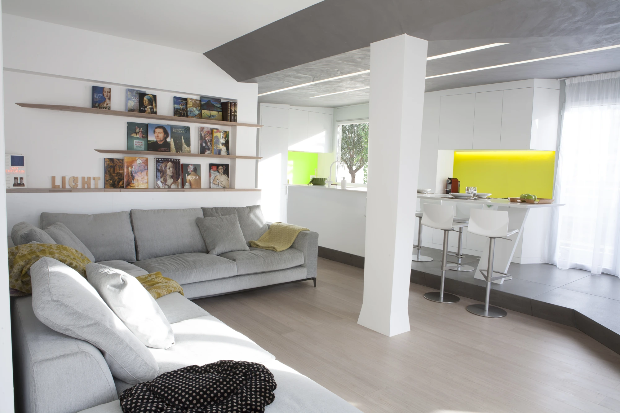 Appartement aux accents lumineux : salon et cuisine ouverte