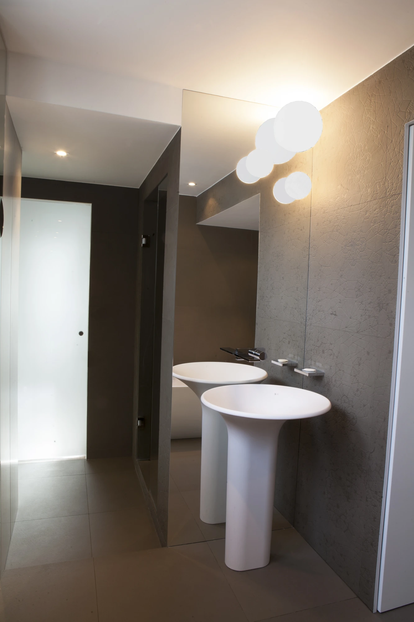 Appartement aux accents lumineux : vasque et éclairage