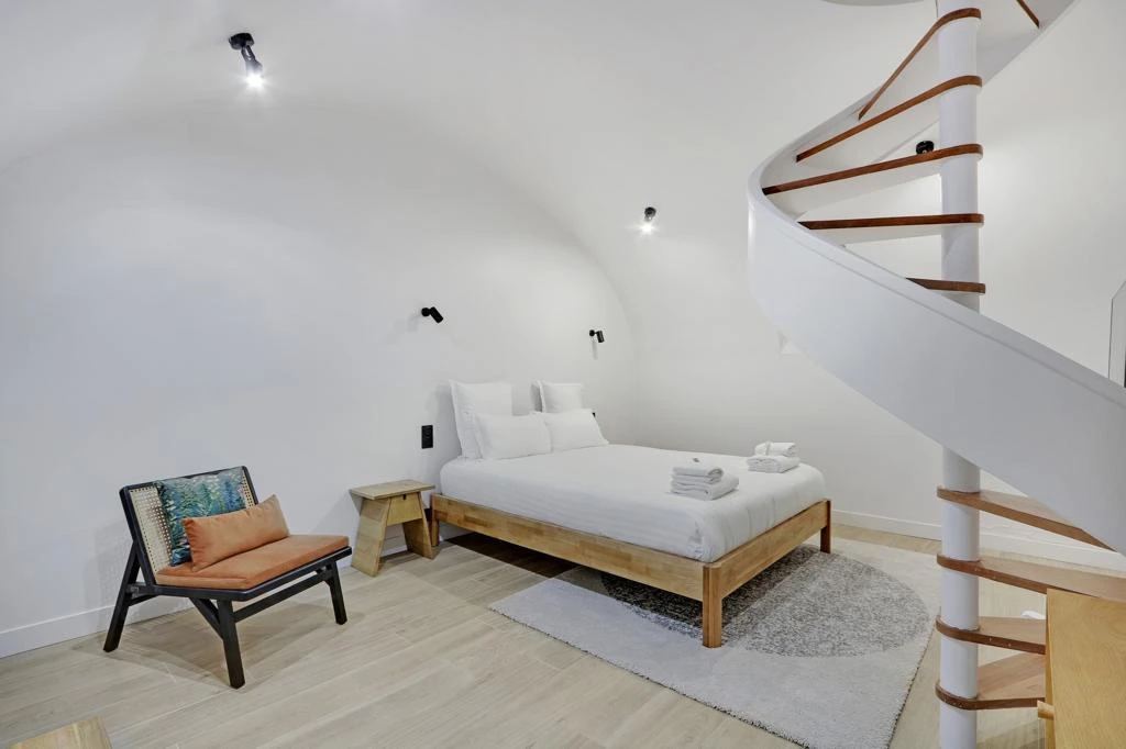 Appartement avec escalier : séjour et escalier