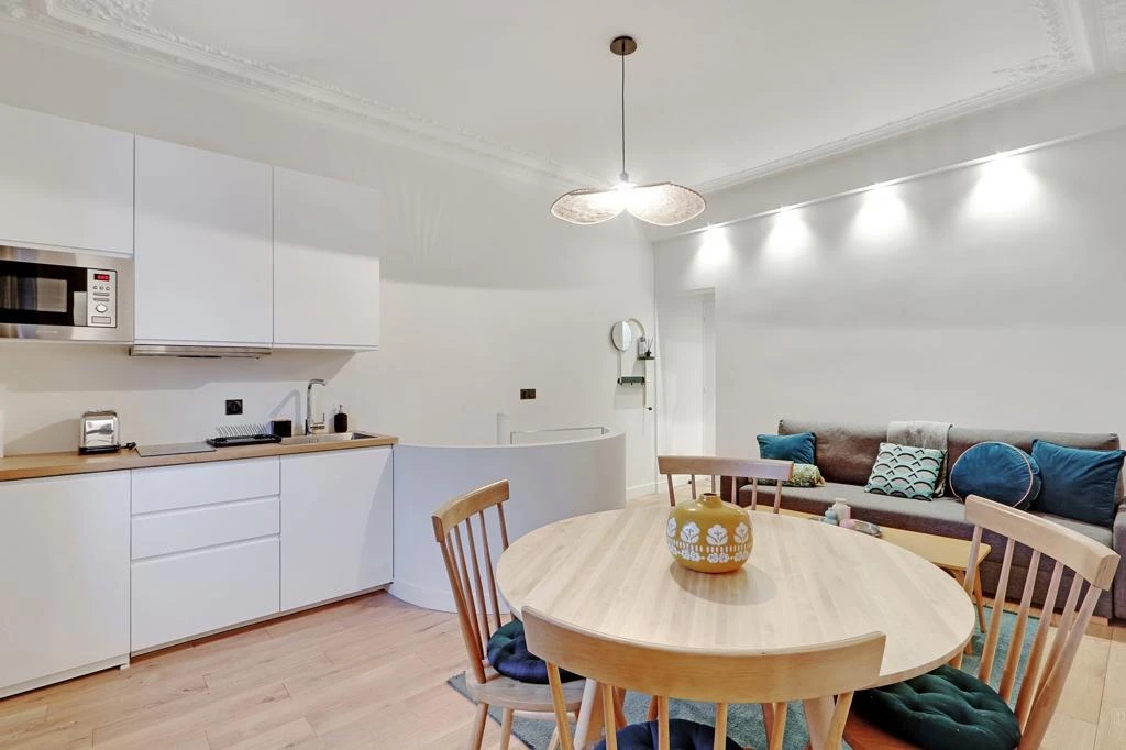 Appartement avec escalier : cuisine et salle à manger