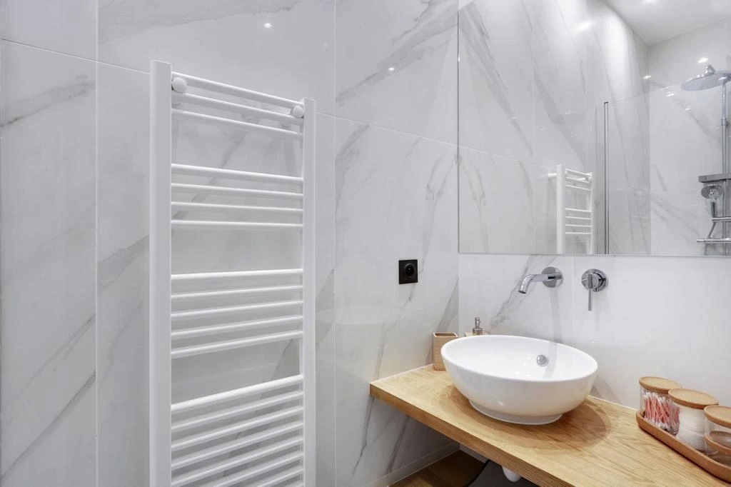 Appartement avec escalier : salle de bain