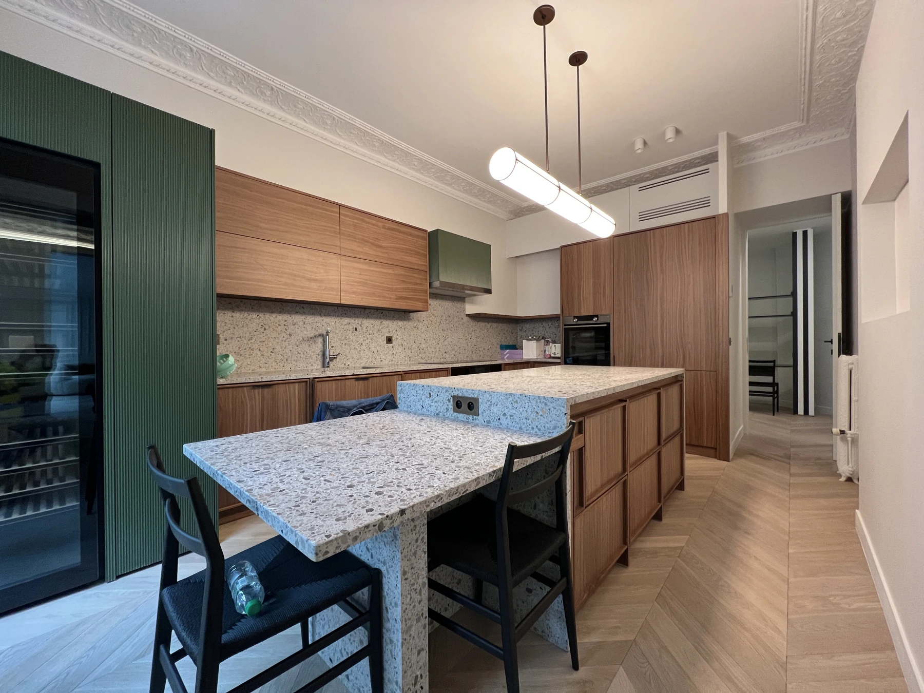 Appartement contemporain : cuisine avec îlot