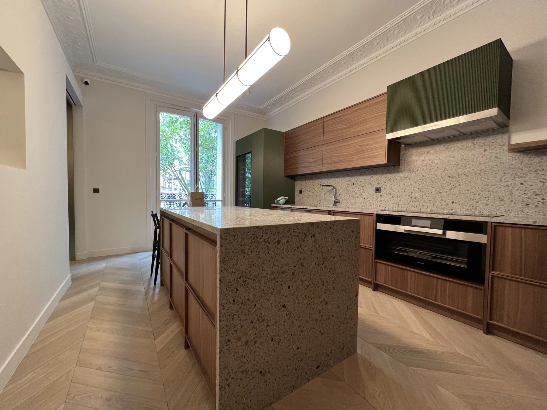 Appartement contemporain : autre vue de la cuisine